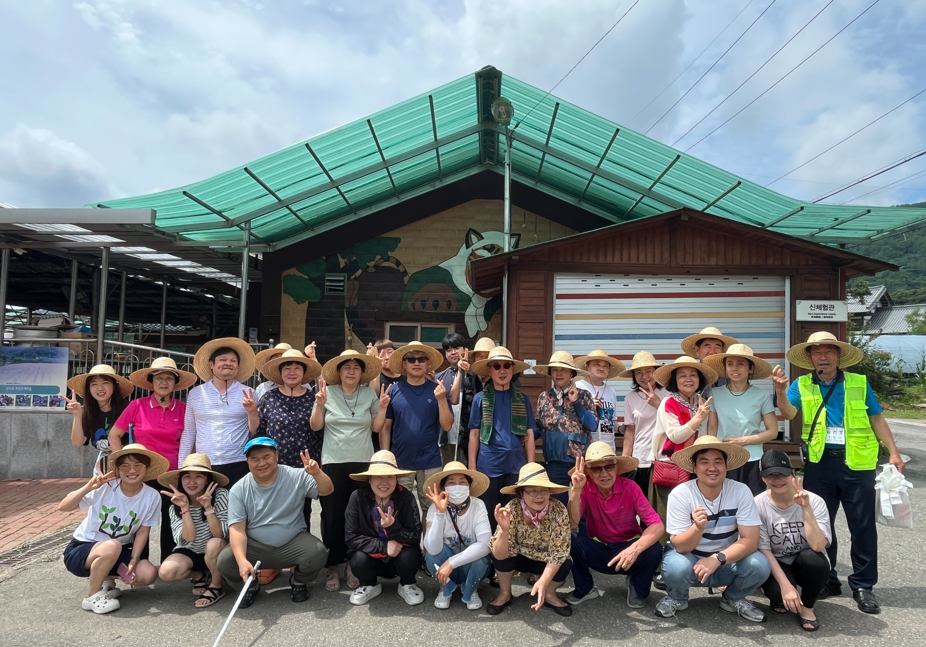 이미지설명: 농촌체험학습에 참여한 지회원과 직원들의 단체사진
