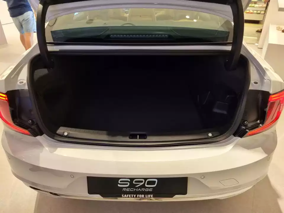 볼보 S90의 트렁크를 살피던 모습입니다.