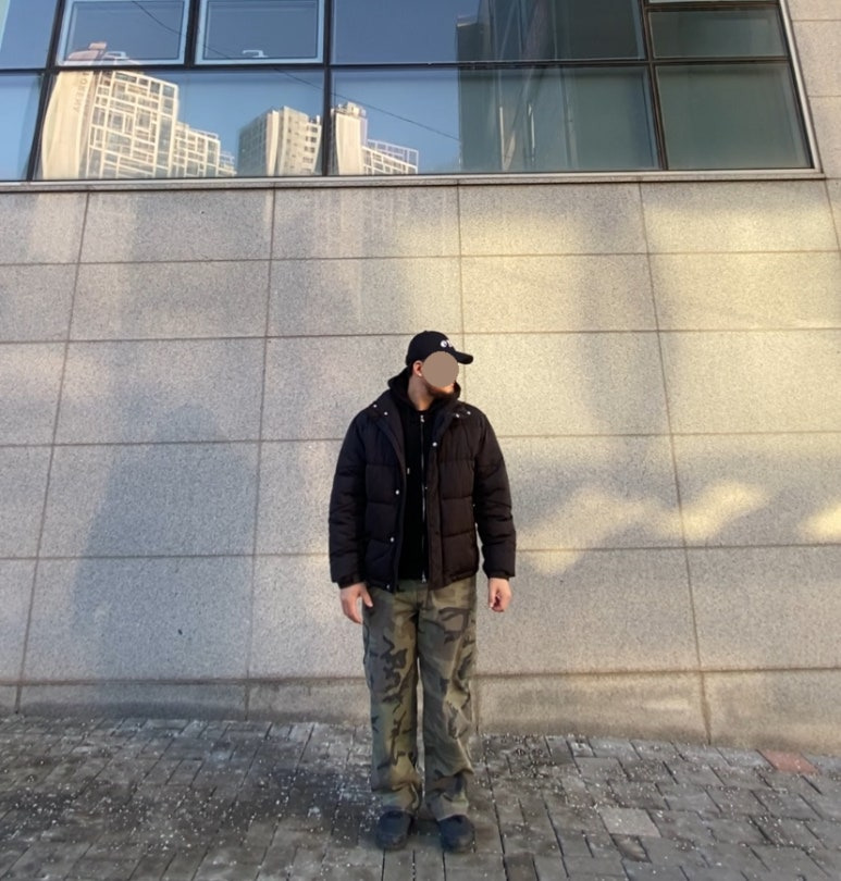 데일리룩('26.1.21.)오와이 빈티지 레터링 볼캡, 무신사스탠다드 보아 후드티, 바스틱 점퍼 숏패딩, 플루크 밀리터리 카모 와이드 카고 팬츠, 뉴발란스 410V5 트레일 올블랙