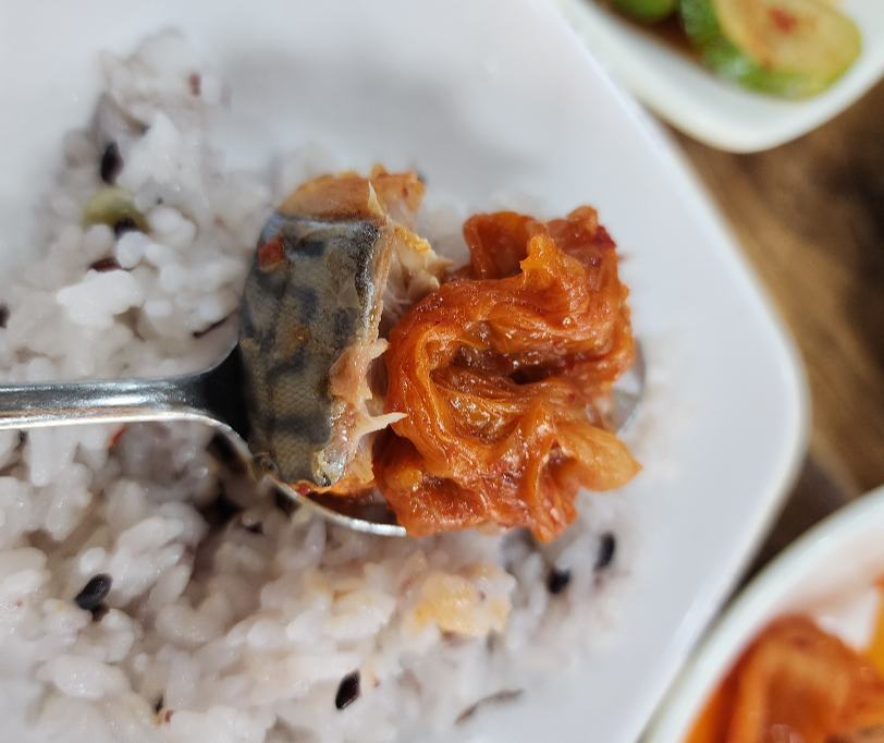 밥과 김치찜과 고등어