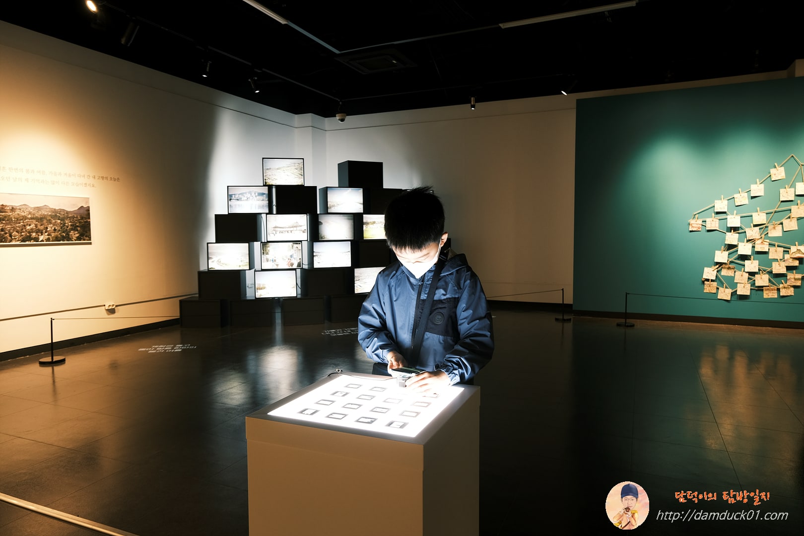 북한 모습 필름 확대경