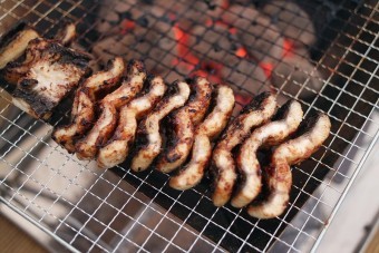 숯불에-장어-소금구이가-가지런히-올라와-맛있게-익어가는-모습