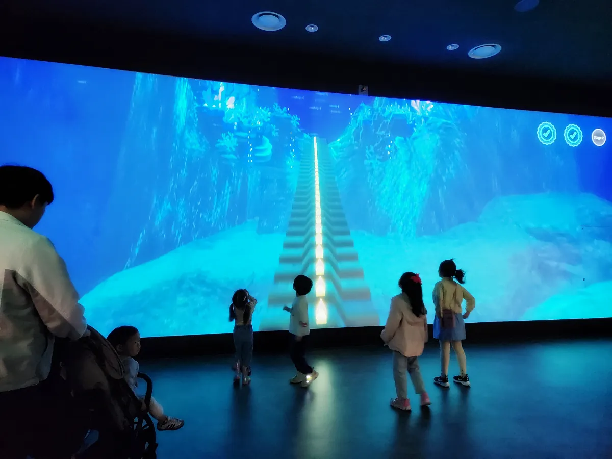 경기도-어린이-박물관-3층-스크린-보면서-노는-아이들