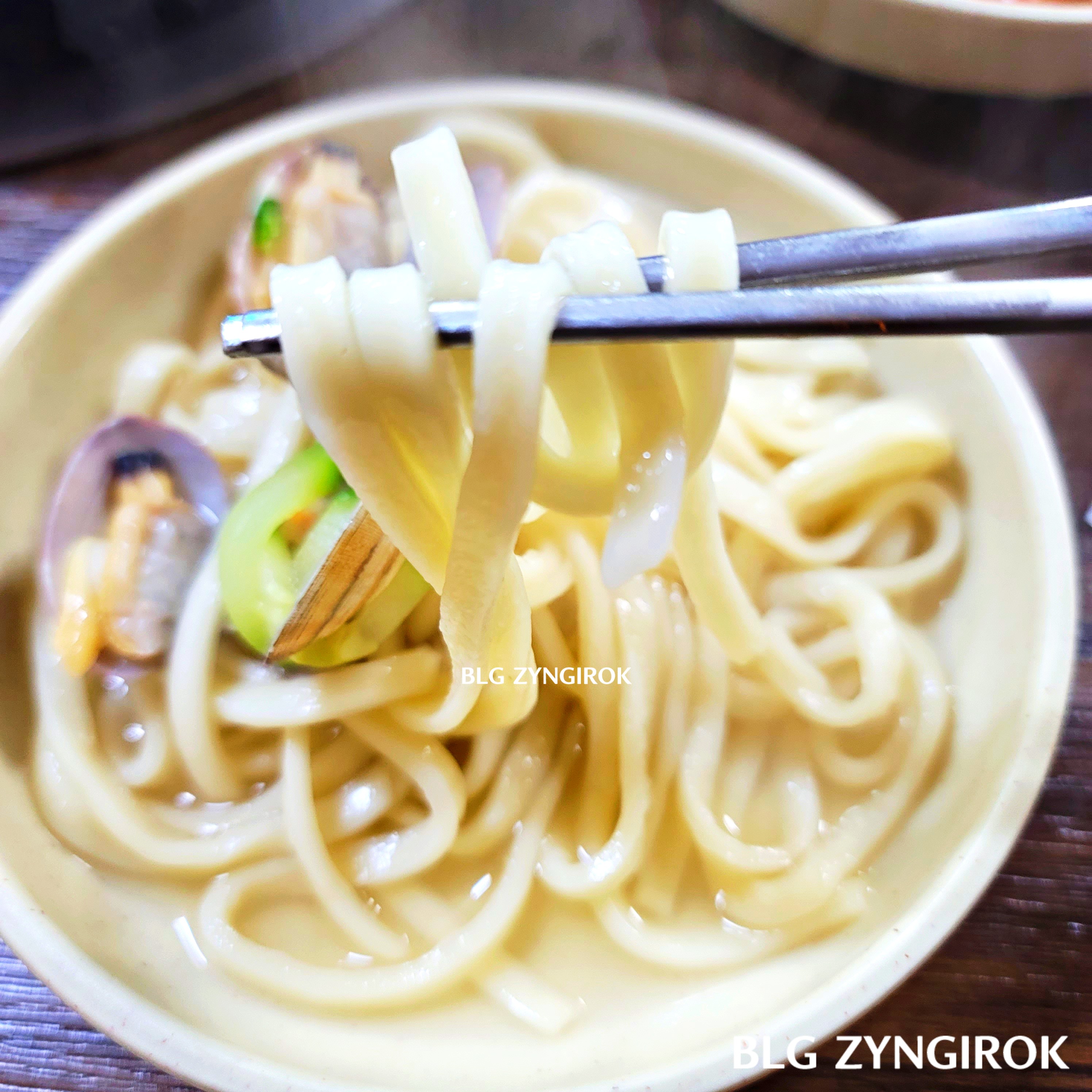 양주 맛집 밀밭칼국수 - 칼국수 면을 젓가락으로 들고 있는 모습이다.