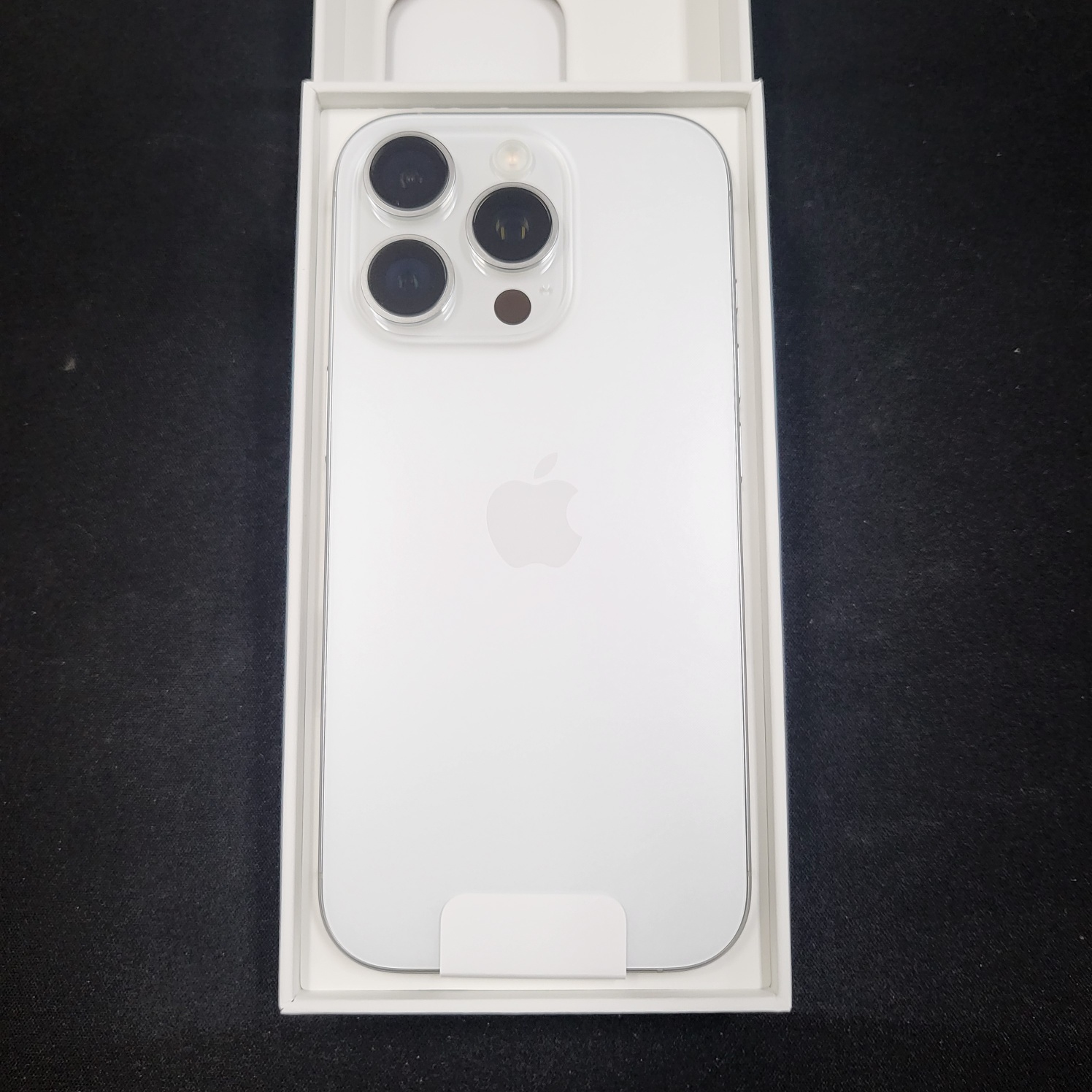 아이폰16 프로 화이트 티타늄 128GB 자급제폰 후면