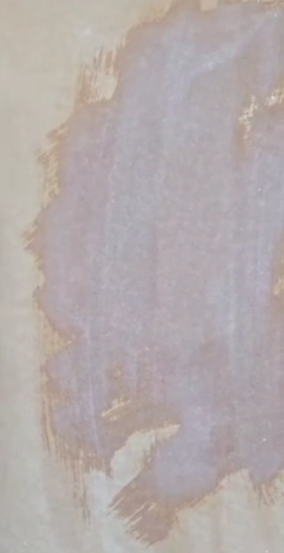 MDF에 프라이머를 바른 부분과 바르지 않은 부분의 차이