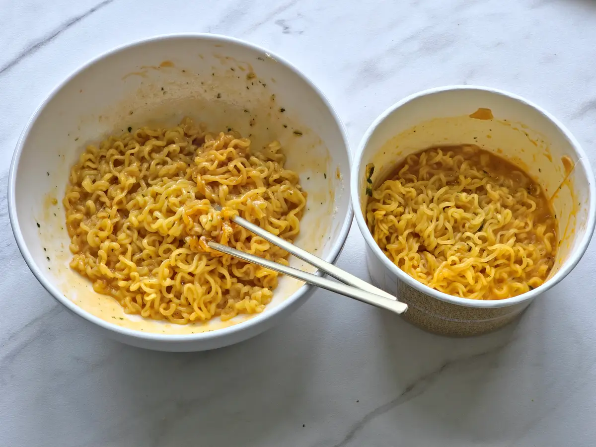 신라면 툼바 봉지라면과 컵라면이 나란히 있는 모습