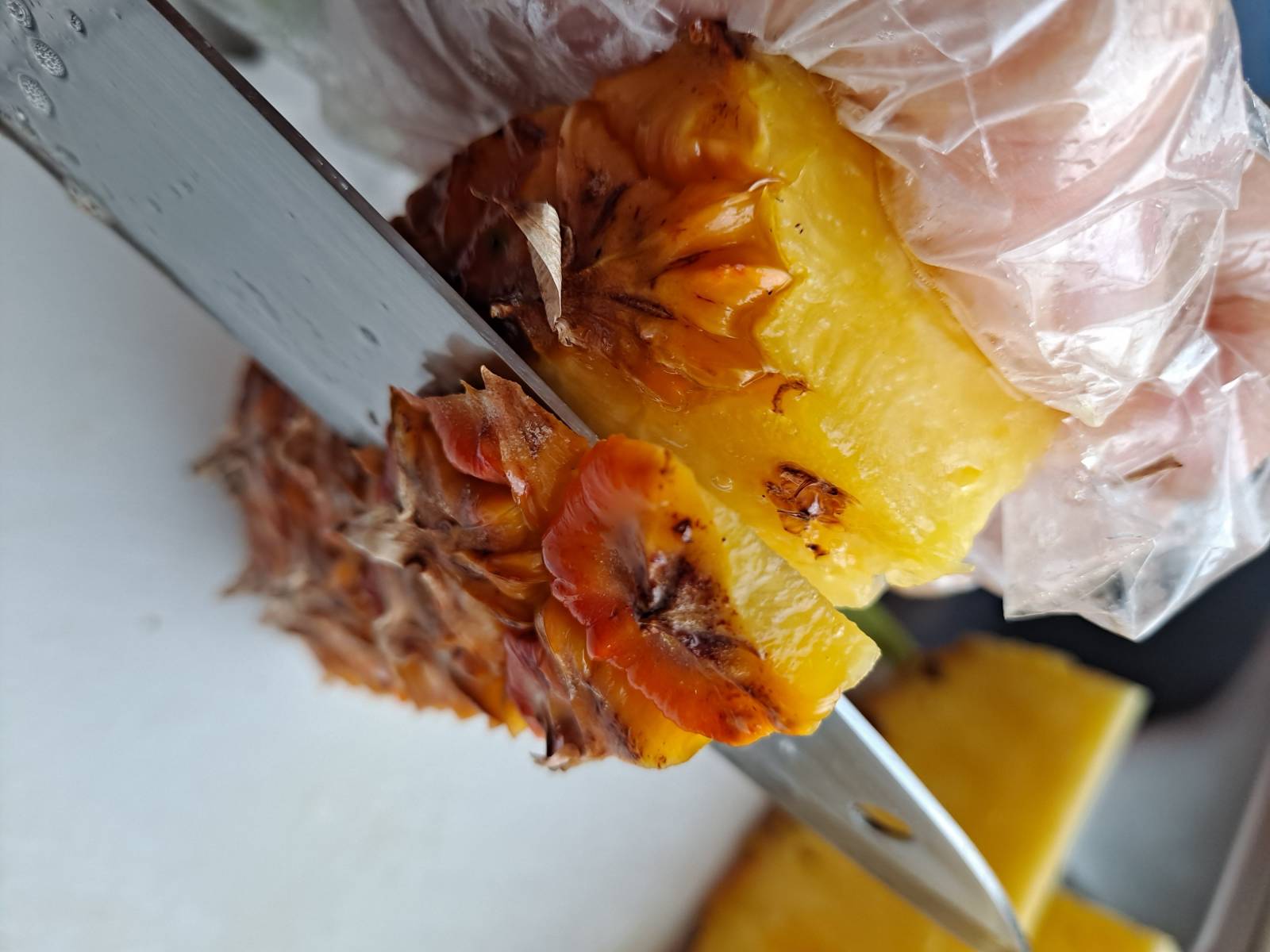 파인애플 껍질 벗기기