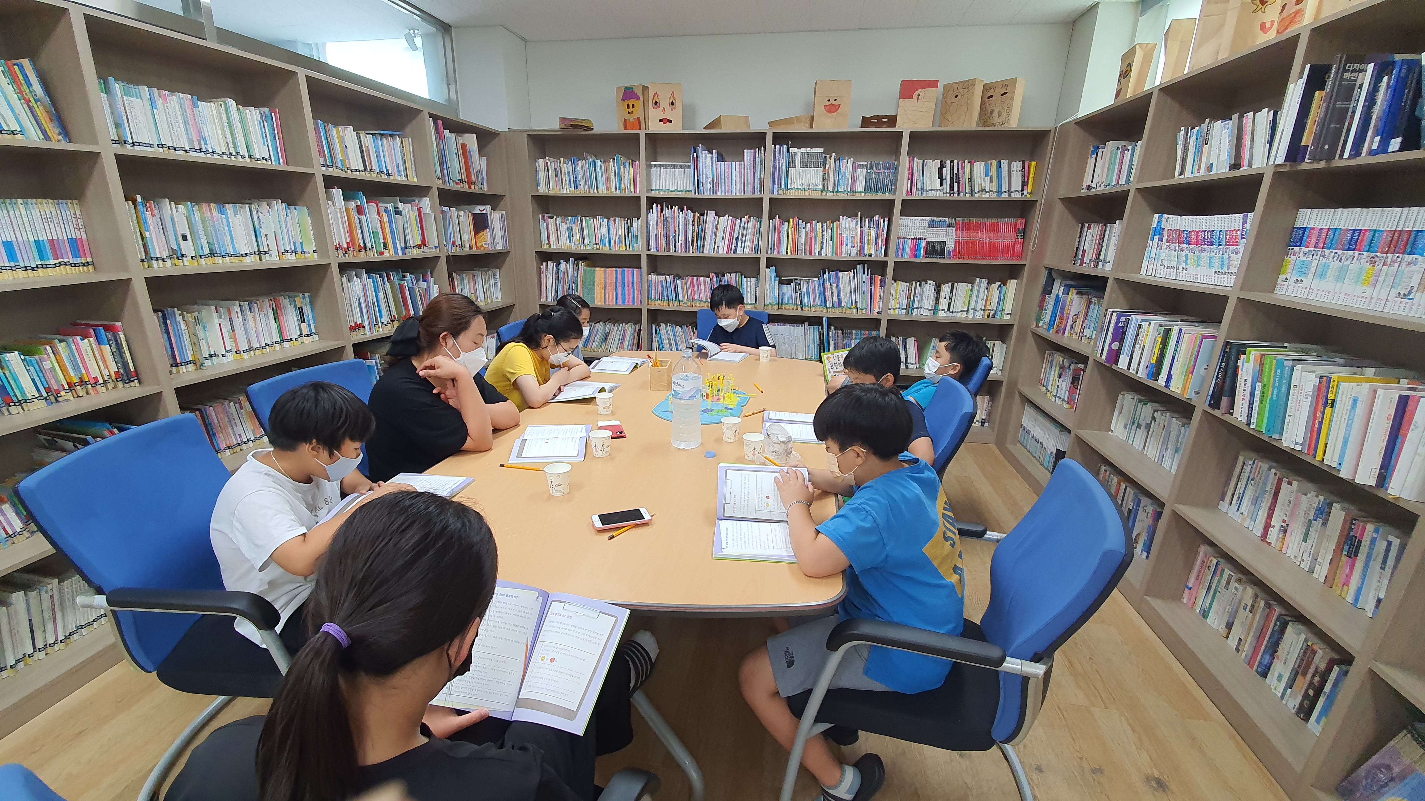 시골 작은도서관에서 책을 읽고 활동하는 아이들
