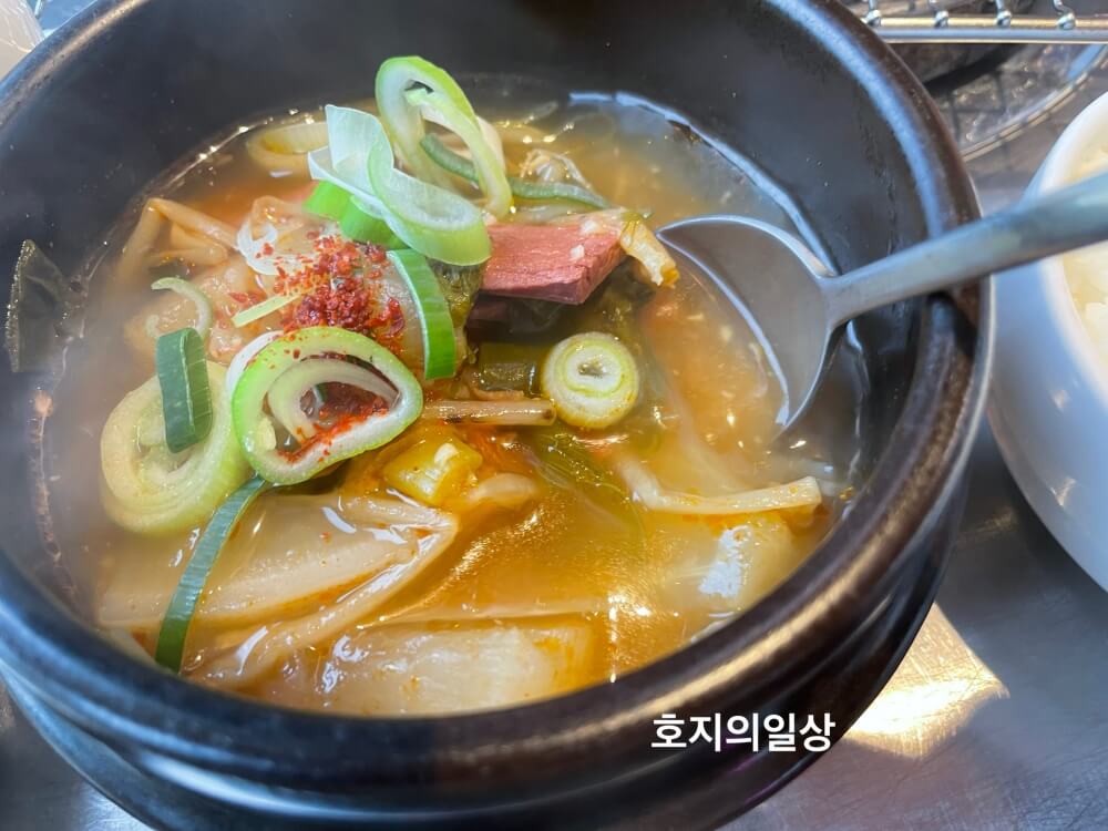 제주 명호마농갈비 - 기본찬으로 나오는 한우국밥
