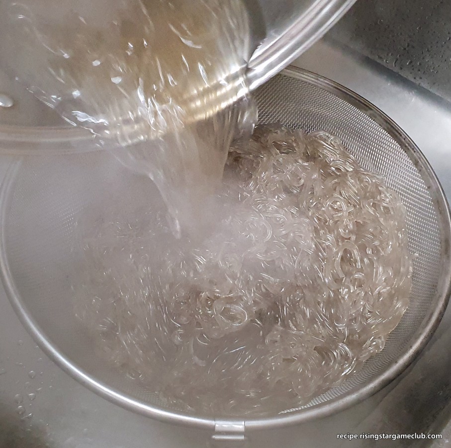 잡채에 들어갈 당면을 삶아서 채반에 받쳐 물기를 제거하는 사진