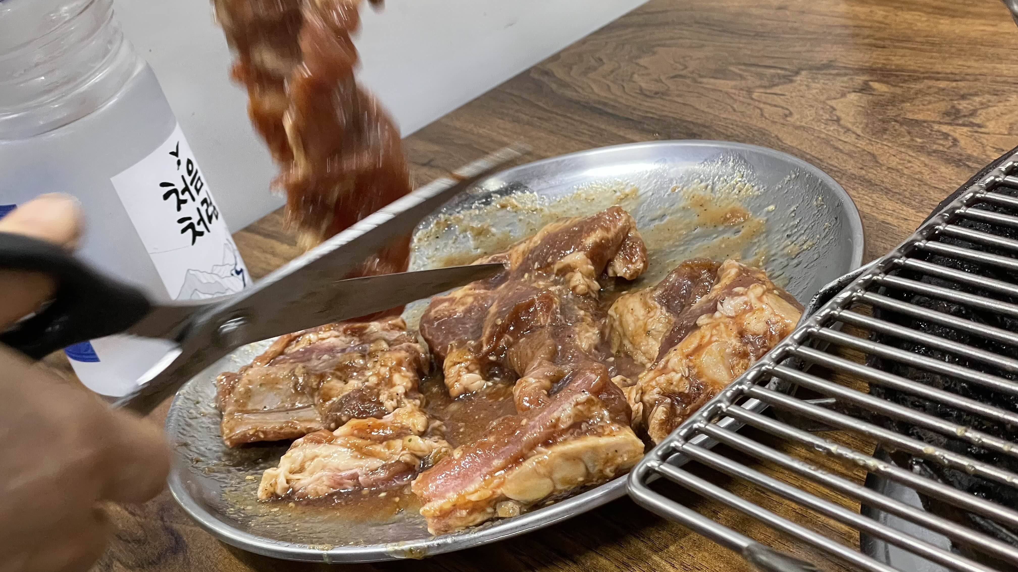 돼지갈비 나온 접시