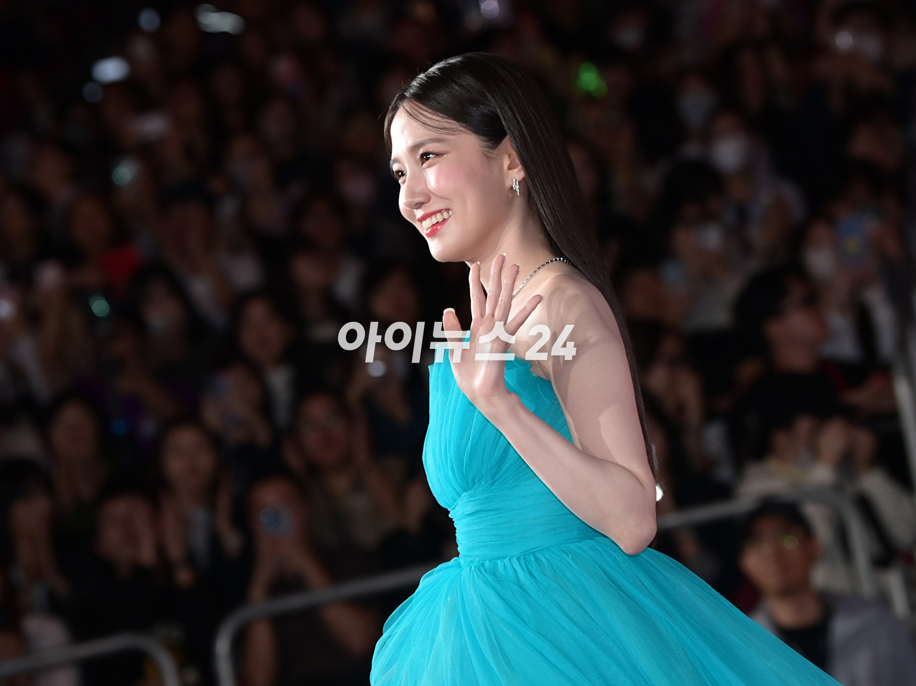 배우 박은빈이 4일 오후 부산 영화의전당에서 진행된 제28회 부산국제영화제(BIFF) 개막식에 참석해 레드카펫을 밟고 있다. [사진=정소희 기자]
