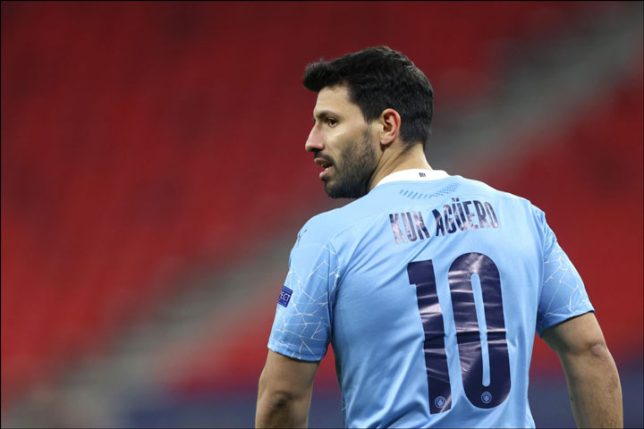 등번호 10번을 달고 있는 모습