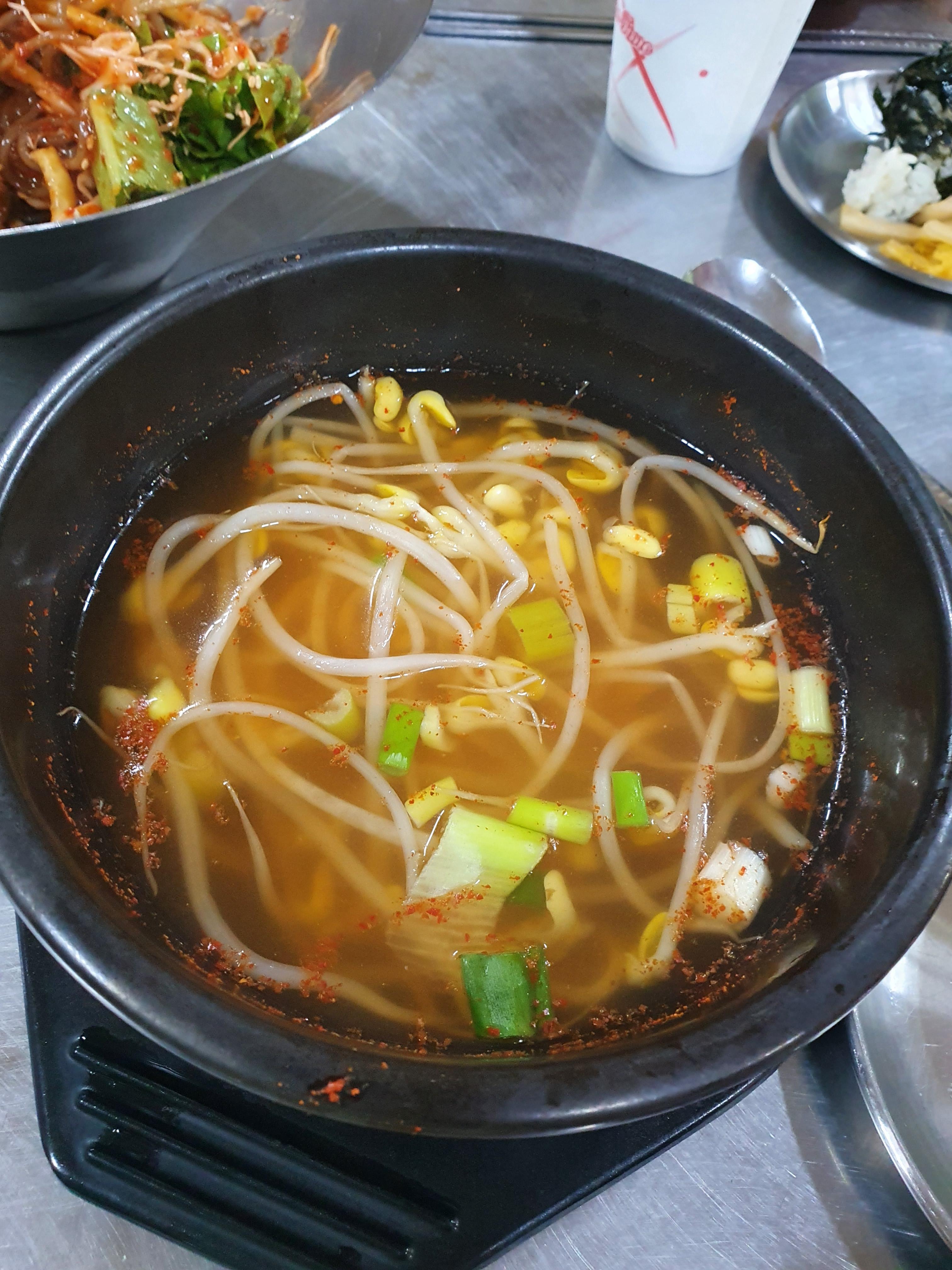 원내동 그집족발 기본반찬 콩나물국