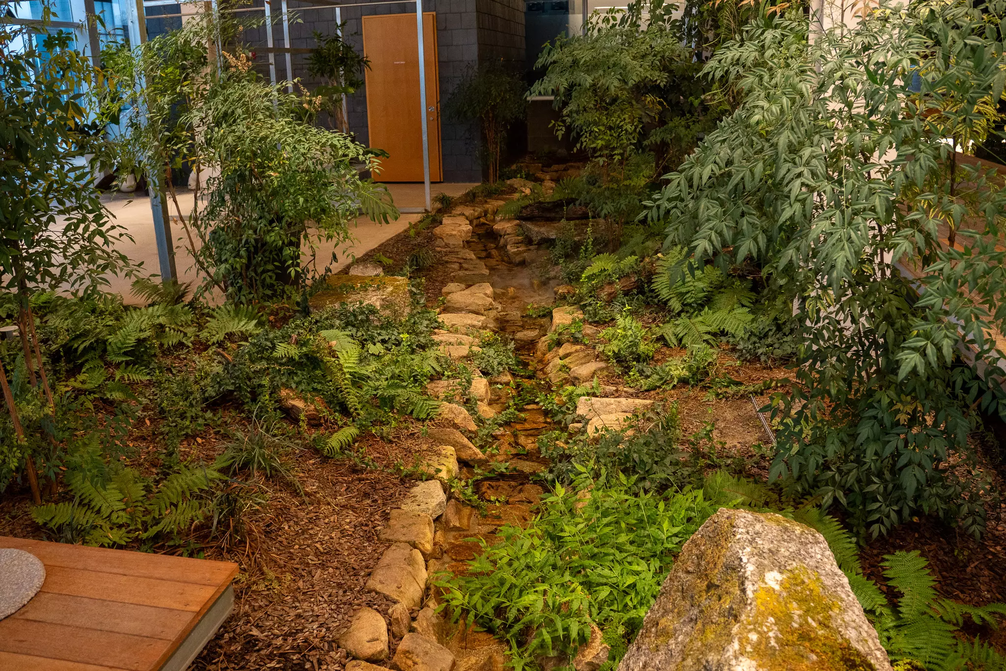 뤁스퀘어-작은-개울