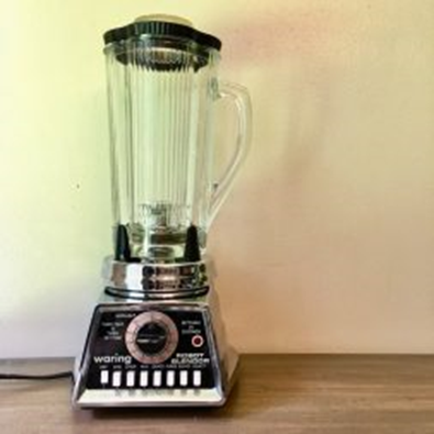 테이블 위에 올려 있는 waring 블렌더 제품 사진