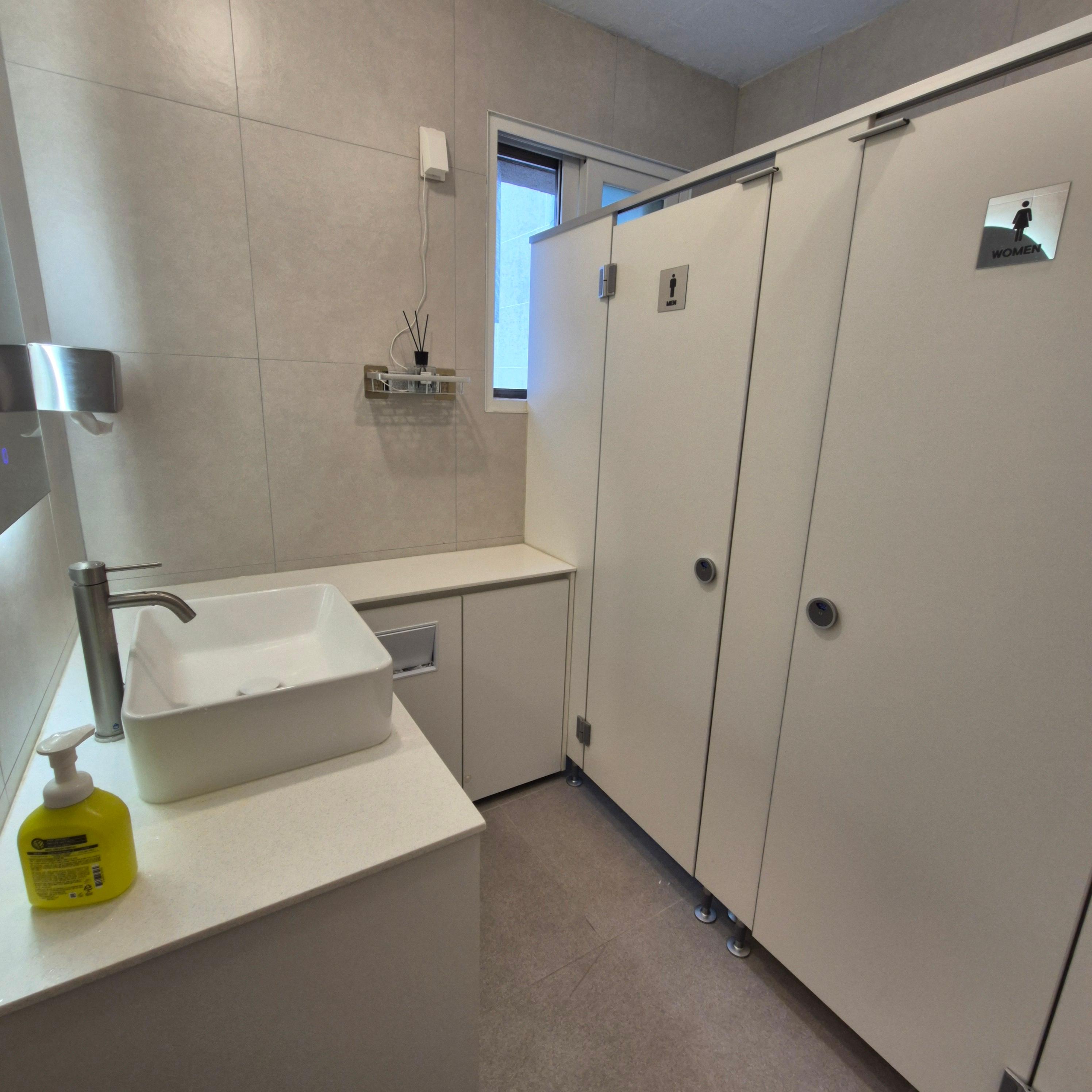 디멘션 오피스 화장실 내부 모습 : 남자칸 여자칸