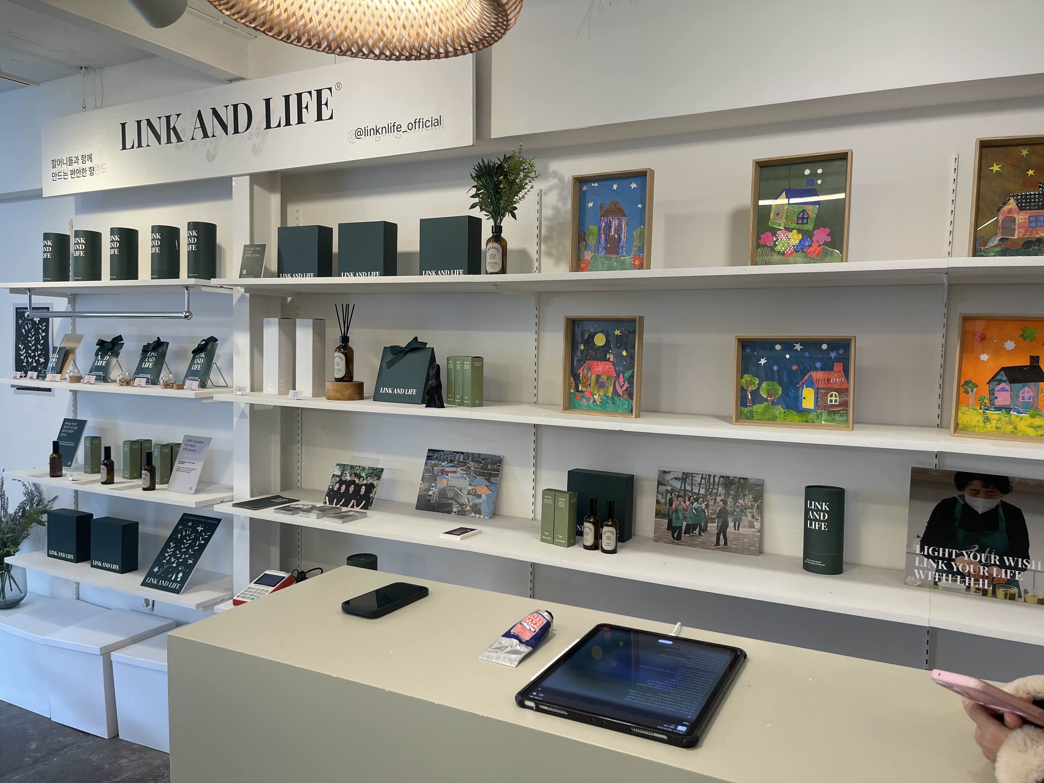 천안의 할머니들의 그림과 향수를 판매하고 있는 공간