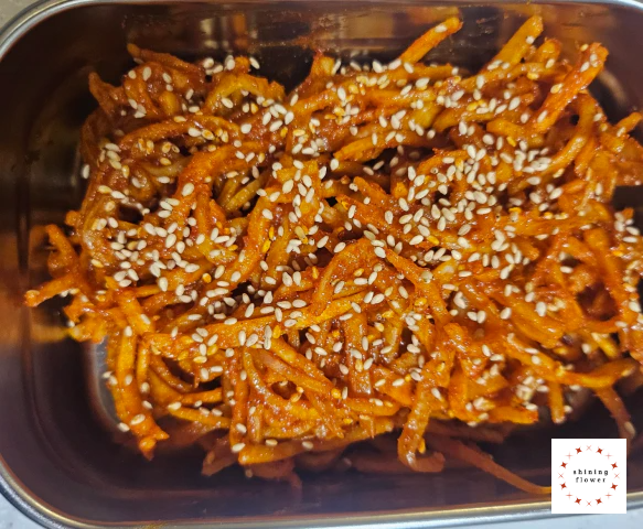 진미채무침-완성 후-반찬통에 담은 사진