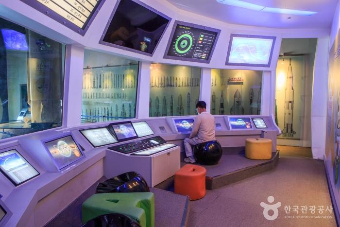 한남자가 나로호통제센터에서 화면을 만지고 있다.