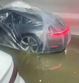 차가-물에-빠지는-꿈-물속에서-차를-비닐로-감싸놓은-장면