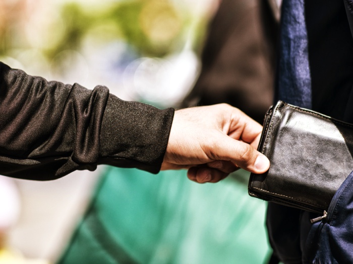 절도하고 있는 모습