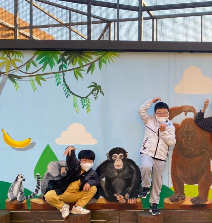 동물원에 간 지역아동센터 아이들 사진입니다.