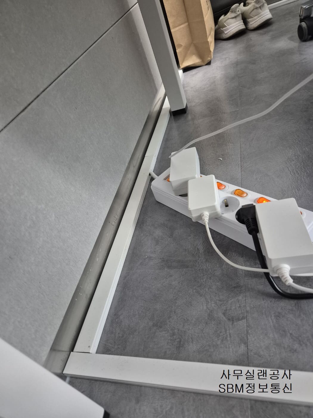 책상 하부의 복잡한 전원 선들을 안전 규격에 맞게 분배하여 정리했습니다.