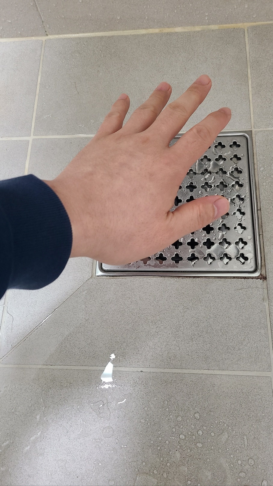 화장실 욕실에서 냄새가 발생된다면 하수구에 손을 올려 바람이 역류하고 있는지 확인합니다.