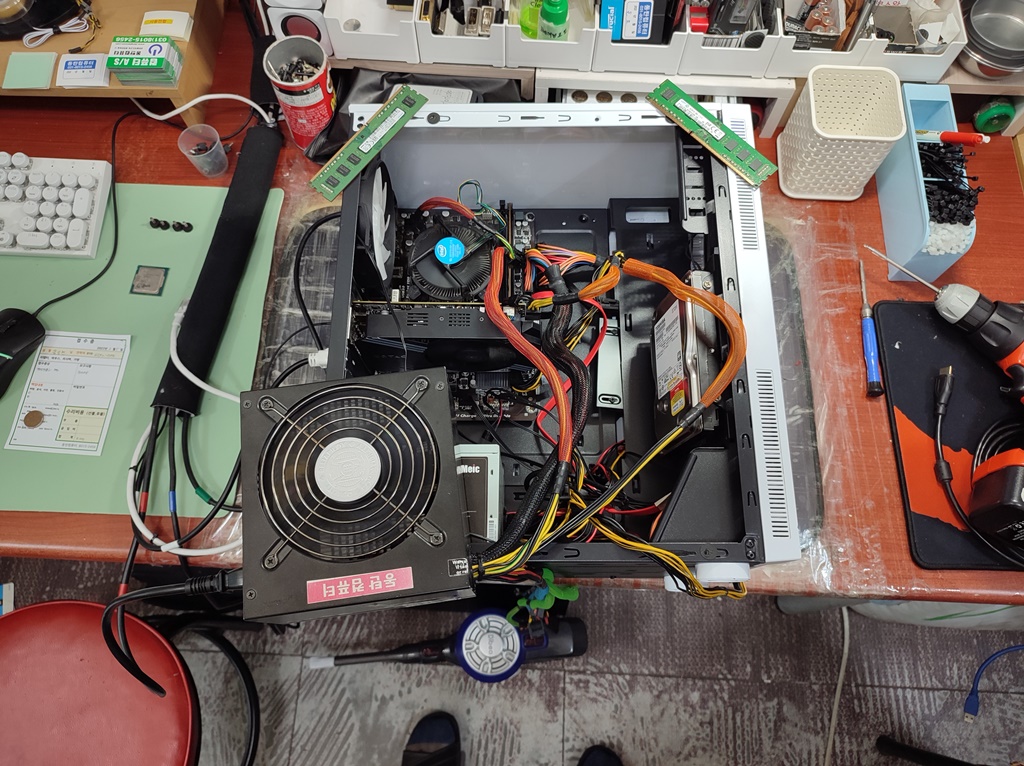 기본적으로 점검해볼 수 있는 부속을 바꿔서 점검해보고 있습니다.