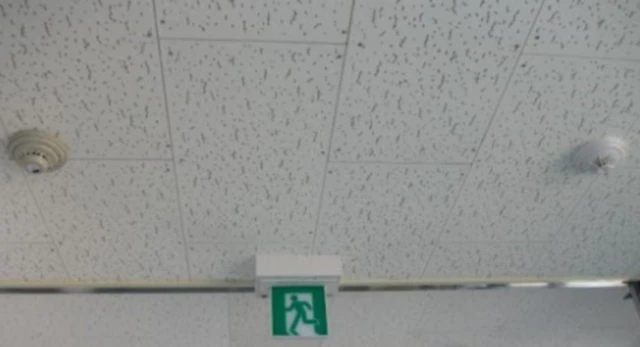 방화셔트 앞에 설치되어 있는 연기감지기, 열감지기