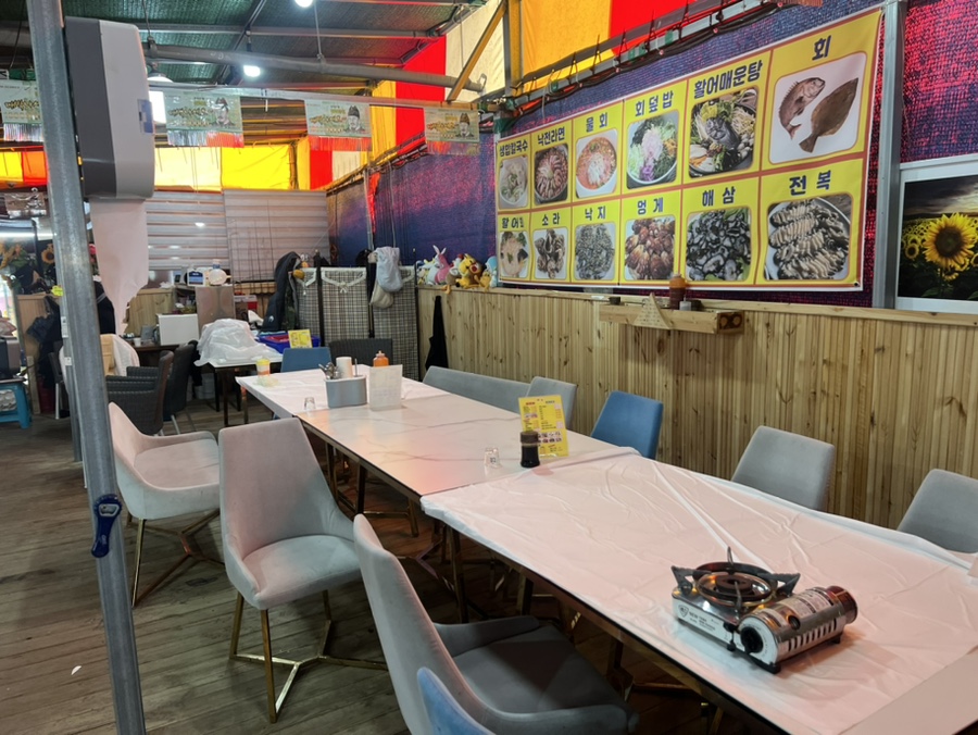 군산 장자도 바닷가횟집 현수막 메뉴판. 활어회와 해산물, 식사 메뉴 가격 안내.