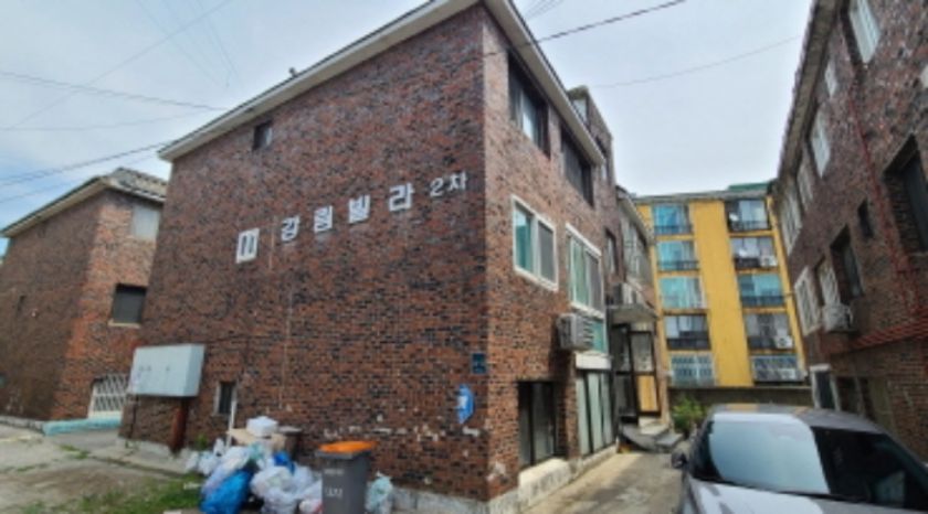 강림빌라 2차 외벽, 치장벽돌 2층 건물과 옆 신축 빌라 (법원 현황조사)