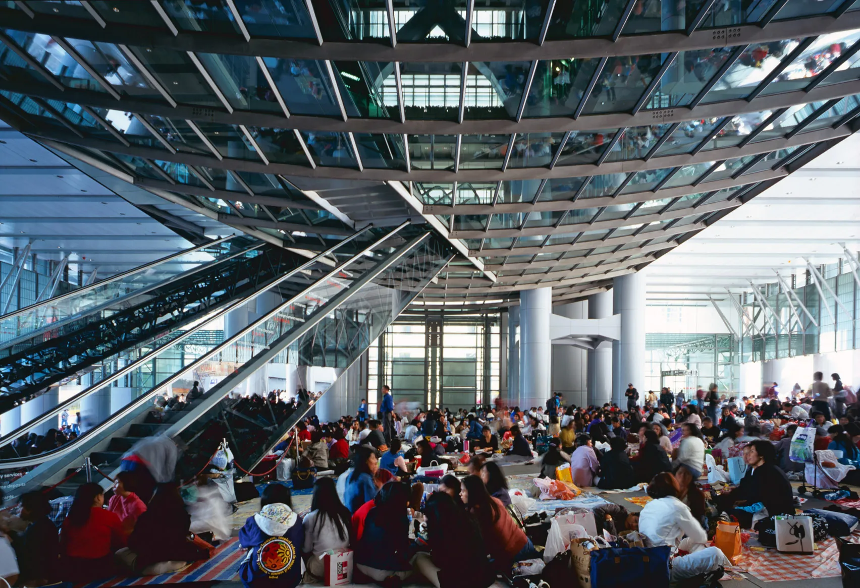 HSBC빌딩-1층광장-출처-Dezeen