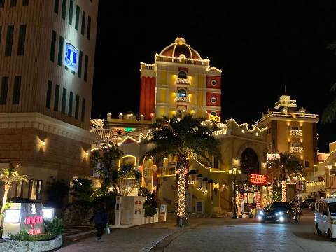 밤거리에서 바라본 베셀 호텔 캄파나