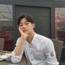 오른손으로-턱을-괴며-지인을-기다리는-미소년