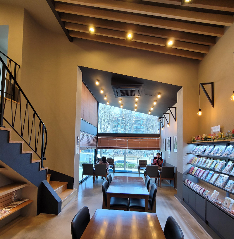 카페메이트 카페 1층 카운터 앞 테이블