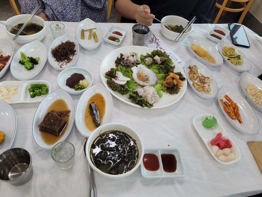영순네횟집 기본 상차림과 해산물 반찬
