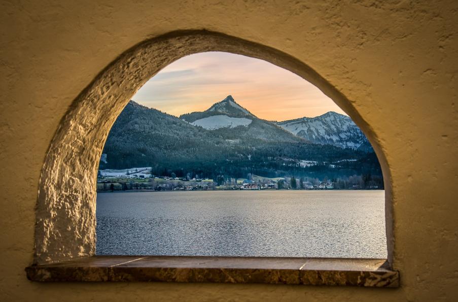 숙소 안에서 바라보는 호수 전경