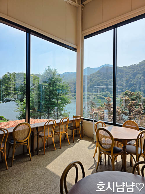 창가 좌석에서 보는 북한강