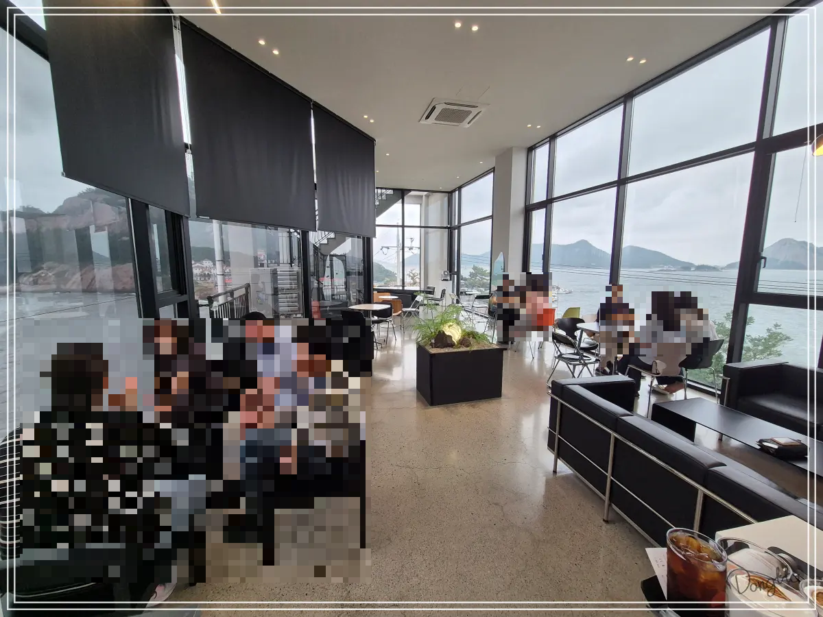 전라도-군산-가족여행-장자도-카페-라파르-2층-모습