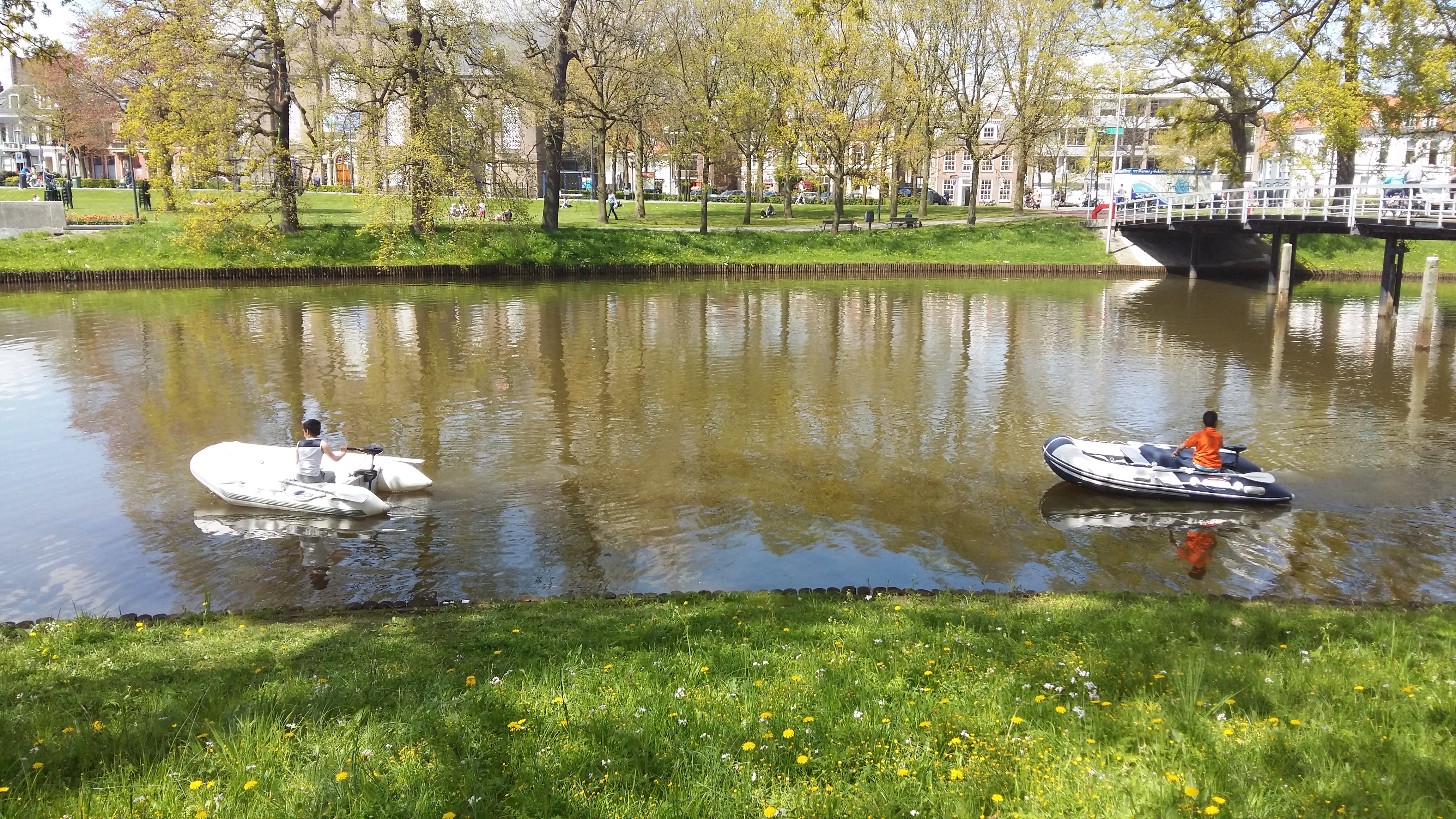 네덜란드 즈볼라 강줄기 따라 어린이 보트 라이더