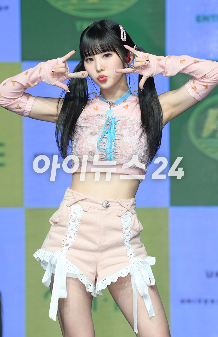 그룹 트라이비가 14일 오후 서울 강남구 청담동 일지아트홀에서 열린 트라이비(TRI.BE) 두 번째 미니앨범 'W.A.Y(웨이)' 발매 쇼케이스에서 타이틀곡 '위 아 영' 무대를 선보이고 있다.