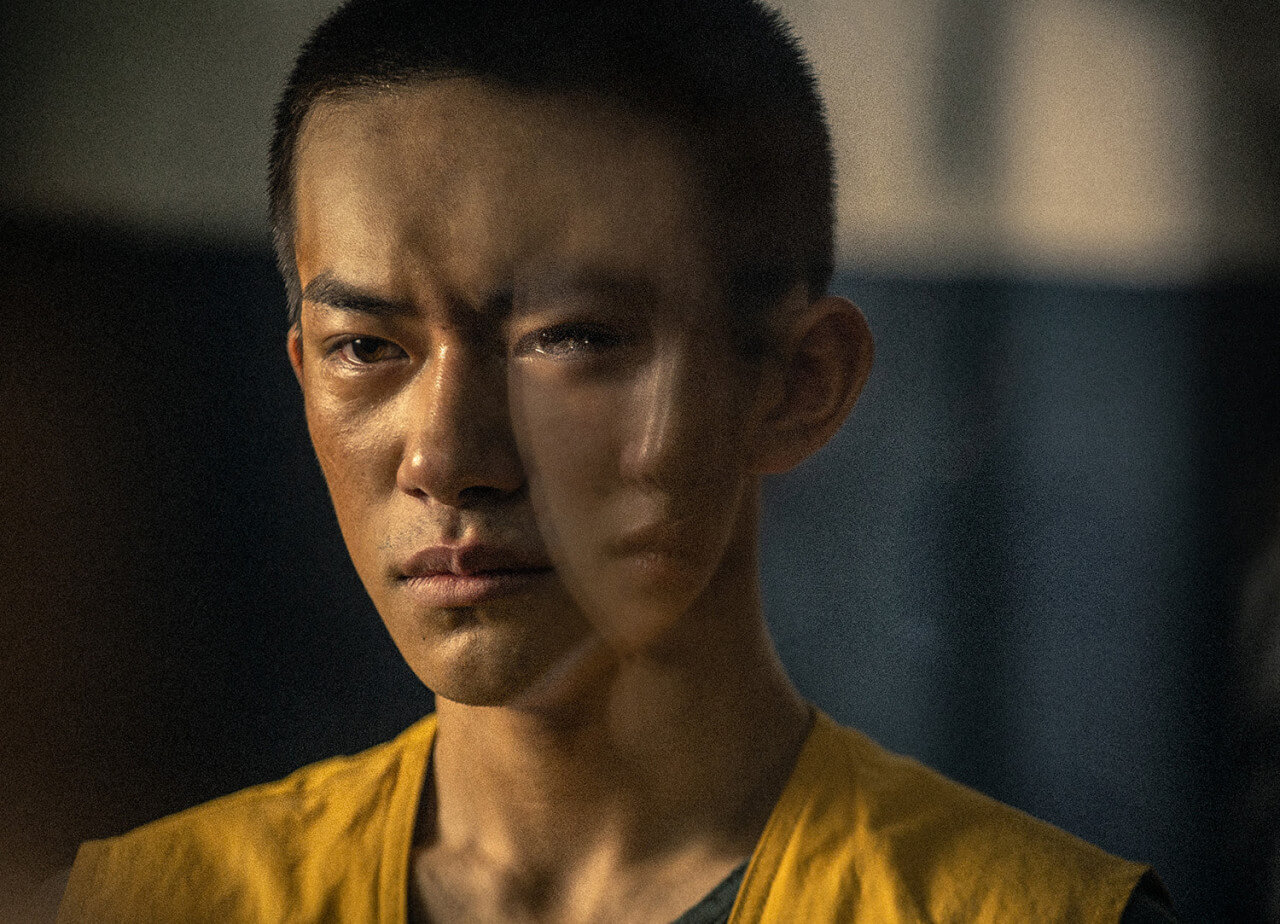 첸니엔을 대신해 교도소에 수감된 샤오베이에게 첸니엔이 면회온 장면