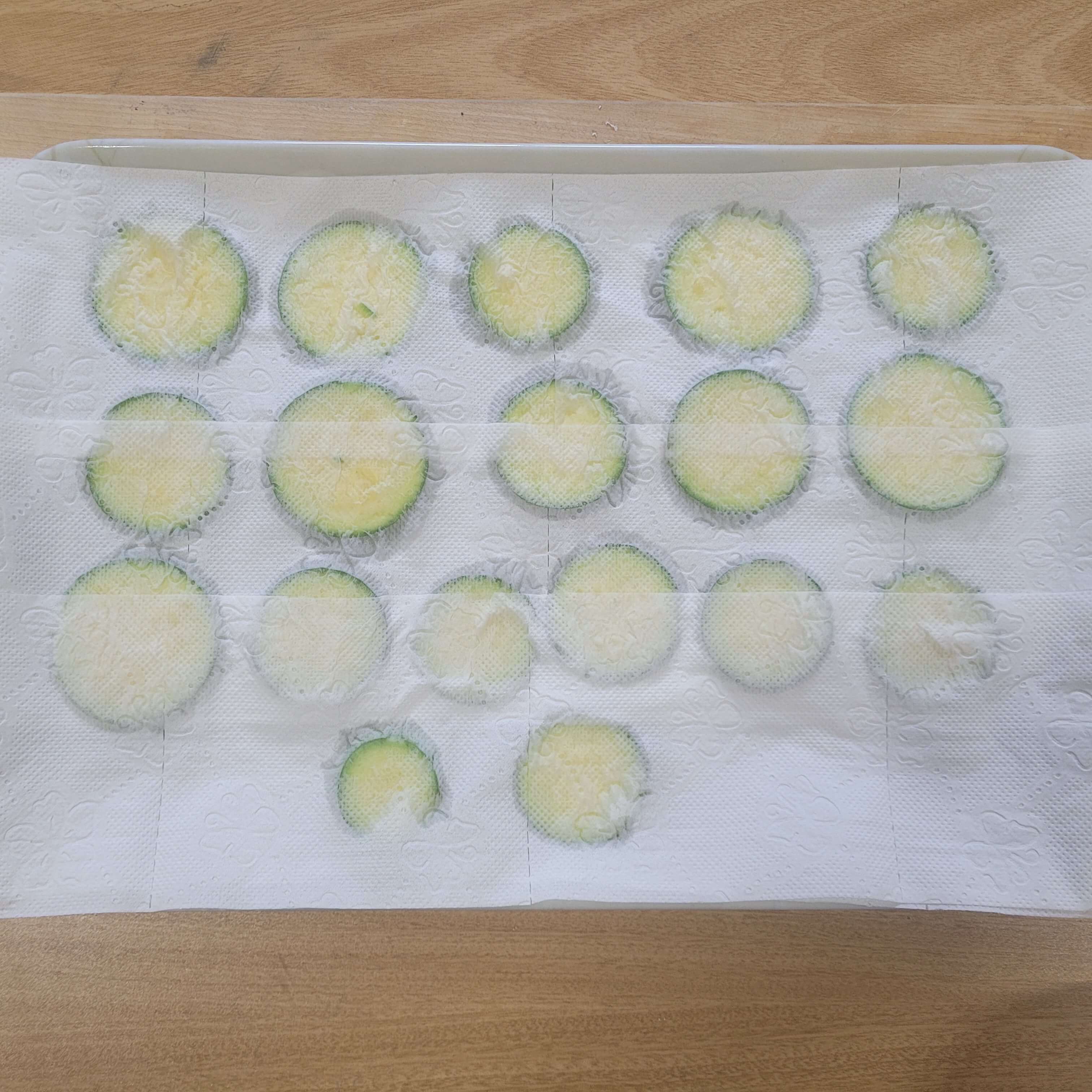 키친타올로 애호박의 물기를 제거해줍니다
