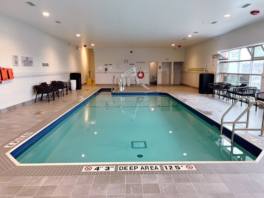 Indoor pool TownePlace Suites Niagara Falls