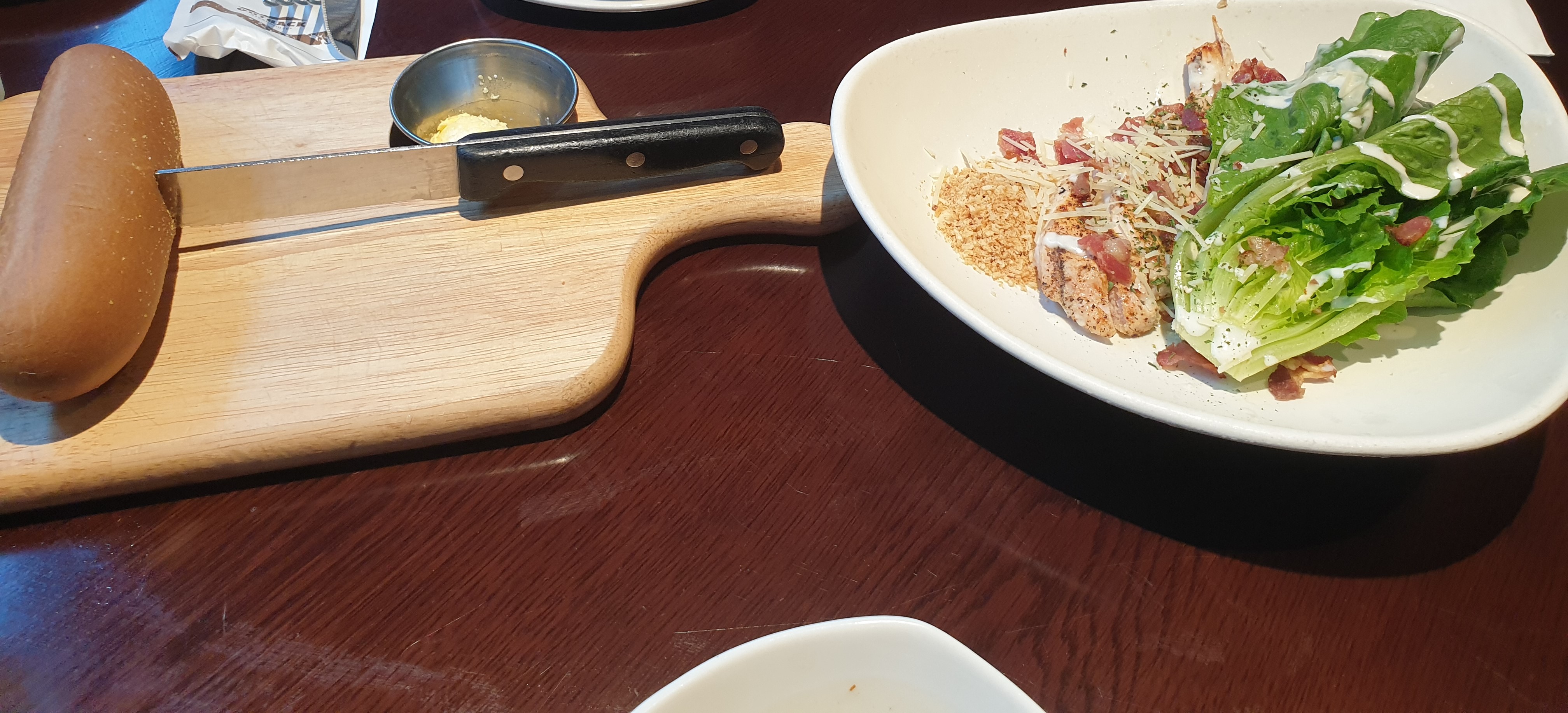 아웃백스테이크하우스 빵과 시저샐러드