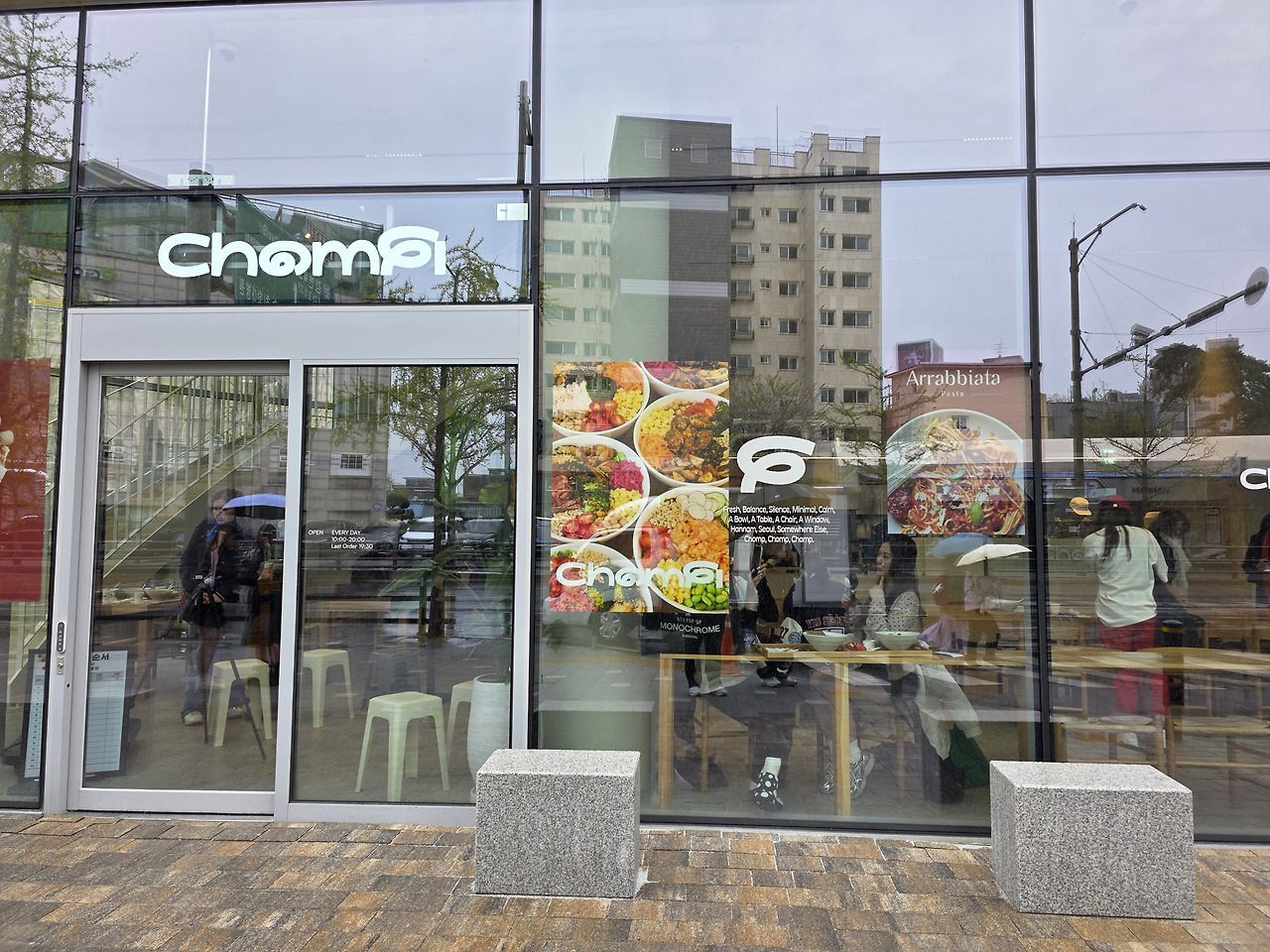Modern glass exterior of Chompi poke restaurant in Hannam-dong Seoul