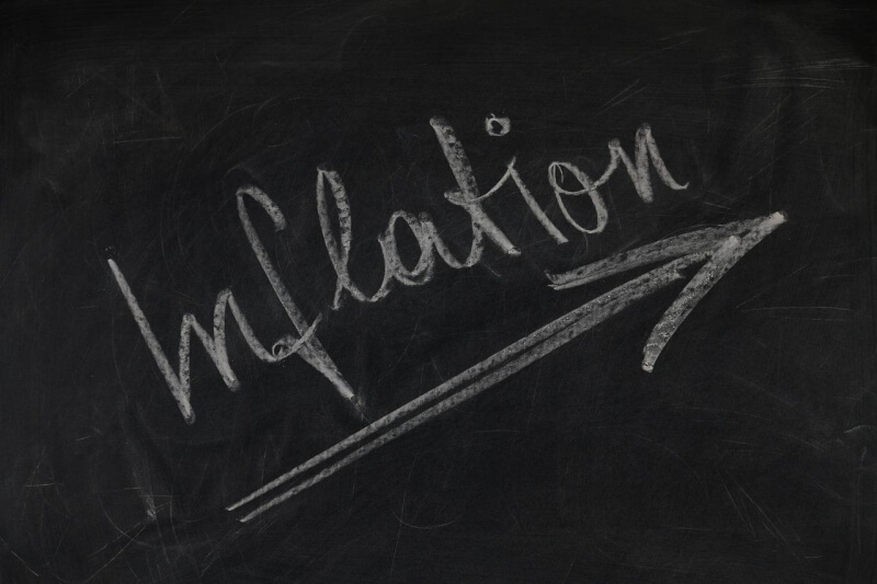 칠판에-Inflation이라고-써있음